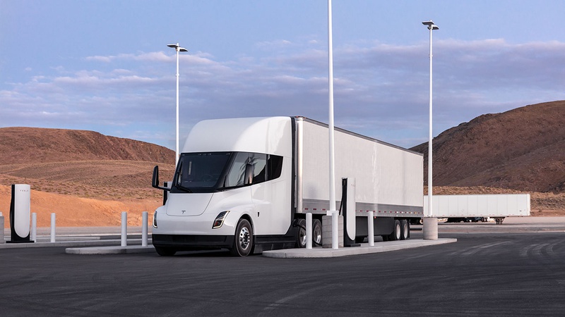 Tesla опубликовала новые фотографии Tesla Semi, который ожидается в продаже позже в этом году 